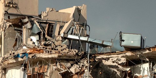 Suman 10 muertos por derrumbe de edificio en Miami hay 151 desaparecidos