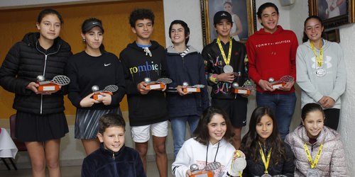 Premian a los ganadores del campeonato estatal de tenis