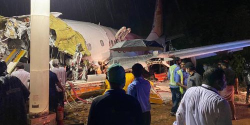 Avión con 195 personas se estrella en India