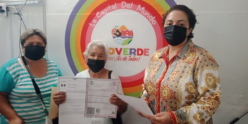 Mujer de 86 años le entregaron por primera vez acta de nacimiento y CURP