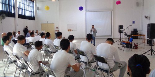 Entregan apoyos a adolescentes privados de su libertad con fundación RENACE