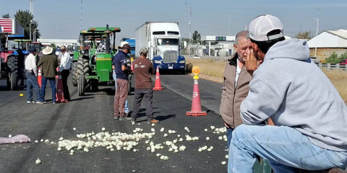 Persisten bloqueos carreteros pese a acuerdos con productores, informa la SICT.