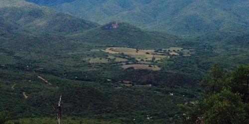 Muere persona al volcar camioneta en sierra en límites con Guanajuato