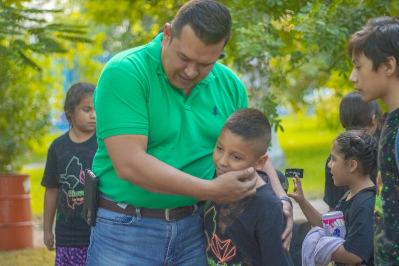 alcalde_urbiola_con_niños.jpeg