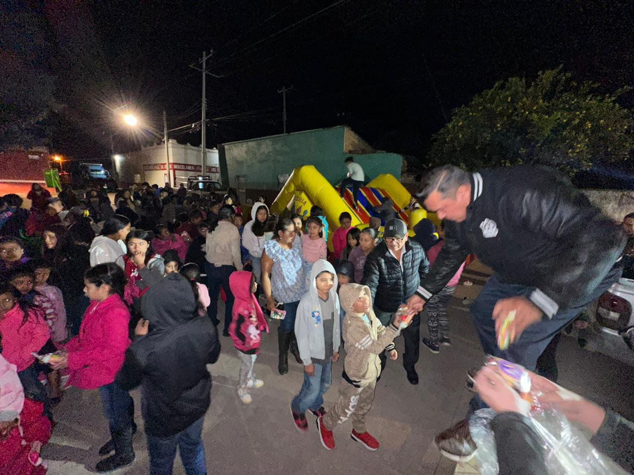 Alcalde Urbiola llevó dulces y diversión en posada a familias de San