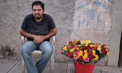 Perdió la vista Alfredo, vendedor de flores, y pide apoyo a la comunidad