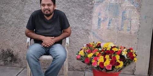 Perdió la vista Alfredo, vendedor de flores, y pide apoyo a la comunidad