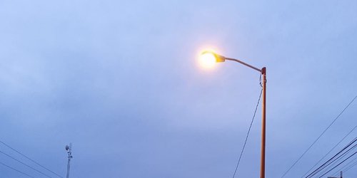 Reparan alumbrado de la calle Juárez de Puente del Carmen