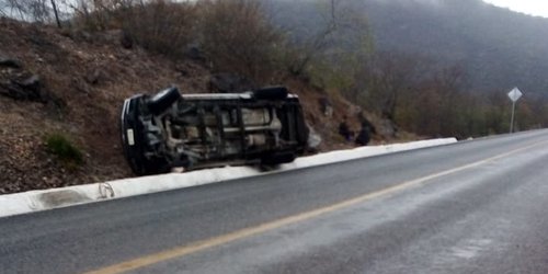 Vuelca ambulancia de Ciudad Fernández cerca de Labor Vieja