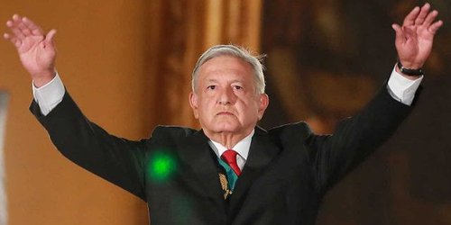 Grito, con antorchas, 500 personas y sana distancia.-AMLO