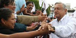 Dos mujeres brincan cerco de seguridad para pedir ayuda a AMLO