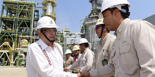 Revela Loret: Pemex da contratos por más de 365 millones de pesos a prima de AMLO