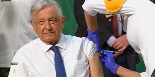 AMLO recibe vacuna contra Covid-19 con dosis de AstraZeneca