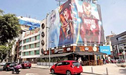 Alertan por regreso de anuncios que envuelven las ventanas de edificios