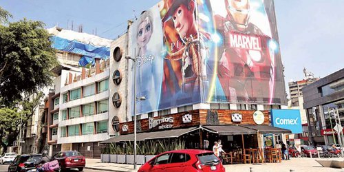 Alertan por regreso de anuncios que envuelven las ventanas de edificios