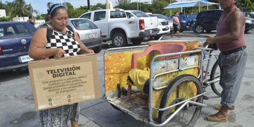 Pantallas regaladas por Peña Nieto se venden en internet