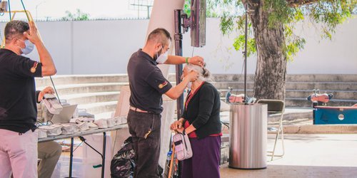 Entregan 12 aparatos auditivos a personas de Ciudad Fernández