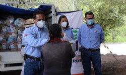 Habitantes de Arco Grande y El Nacimiento, beneficiados con lentes y despensas