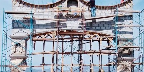 Municipio, paisanos y habitantes construyen arco de bienvenida en comunidad Puente Prieto