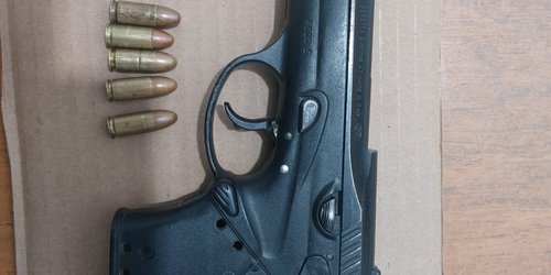 Detuvieron a dos que tomaban armados en calle de Santa Catarina