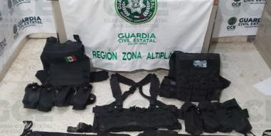 Ametralladora, equipo táctico y cargadores hallan en vehículo abandonado