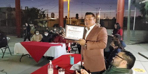 Reconocen al alcalde Urbiola por atender a la población