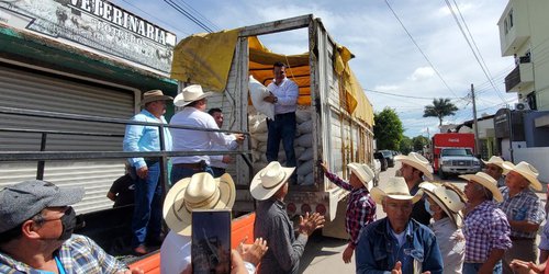 Entregó el Alcalde 120 toneladas de núcleo proteico a Ganaderos de Rioverde