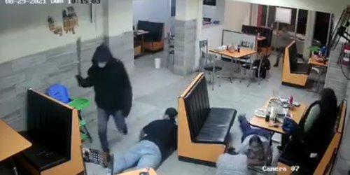 Con machetes, asaltan a clientes de cenaduría en SLP