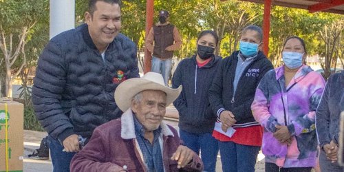 Arnulfo Urbiola y DIF Rioverde entregan 11 silla de ruedas a personas con discapacidad de San Francisco de Asís