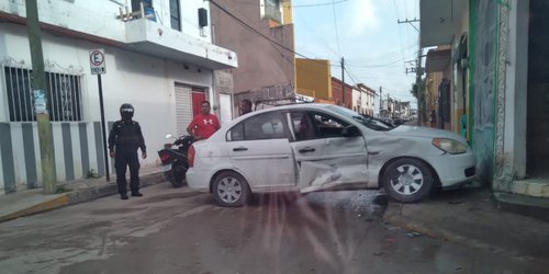 Sujeto huye tras impactar con su vehículo a otro estacionado en Gama  Iturbide