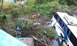 Cuerpos de emergencia atienden volcadura de autobús de turismo en cerca del Naranjo
