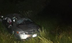 Dos heridos en salida de camino y volcadura de automóvil en carretera a SCA