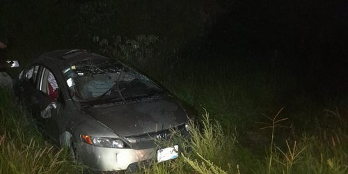 Dos heridos en salida de camino y volcadura de automóvil en carretera a SCA