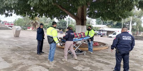Auxilian a persona con sìntomas de hipotermia que dormía en explanada de Emiliano Zapata