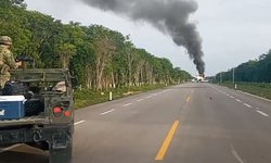 Aseguran aeronave en carretera de Quintana Roo; tripulantes la habrían incendiado para escapar