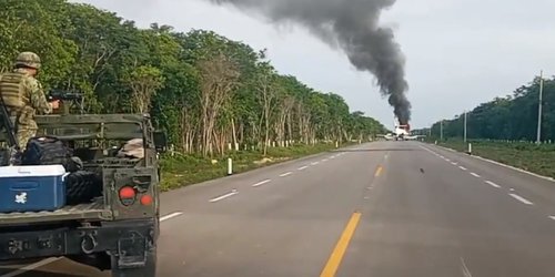 Aseguran aeronave en carretera de Quintana Roo; tripulantes la habrían incendiado para escapar