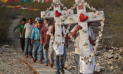 Cumplen habitantes con tradición de bajar la Cruz en La Noria, CdFdz