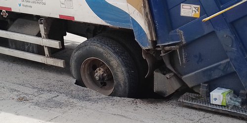 Otro camión de basura cae a zanja