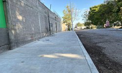 Guarniciones, banquetas y alumbrado construyen en prolongación de calle Juárez