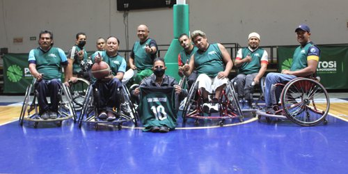 Basquetbolistas sobre silla de ruedas reciben uniformes