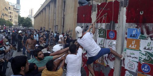 Renuncia todo el gabinete de Líbano por explosión en Beirut