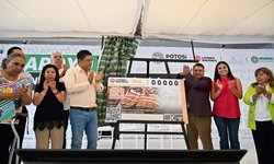 Gallardo devela billete de la Lotería Nacional alusivo a la enchilada potosina