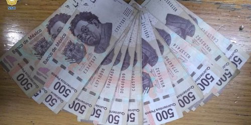 Policía devuelve varios billetes de 500 que halló en un cajero