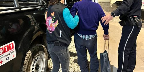 Auxilian a adulto mayor con discapacidad visual en la Plaza Principal de Rioverde