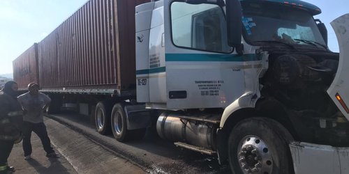 Motor de tráiler se incendia: Bomberos evitan mayores daños