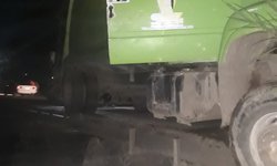 Sin daños, camión de Servicio de Limpia accidentado en vado de Llanitos