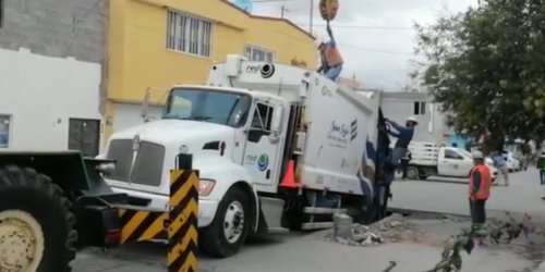 Se abrió un socavón cuando camión recolector de basura pasaba por el lugar.