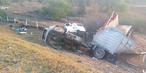 Camión cargado de sorgo destrozado en volcadura