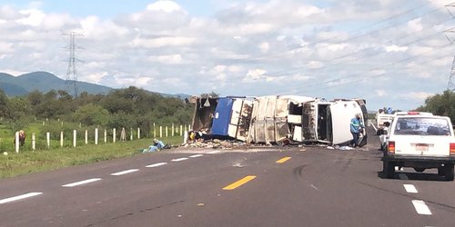 Volcó camión de la basura: hay tres trabajadores heridos
