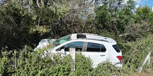 Choca camioneta en la supercarretera; mujer resulta lesionada
